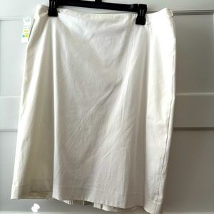 New with Tags size 14 white Maggie London Skirt